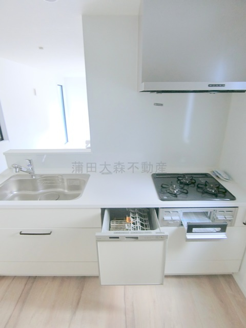 蒲田本町戸建のキッチン|3口ガスコンログリル食器洗浄機付きシステムキッチン
