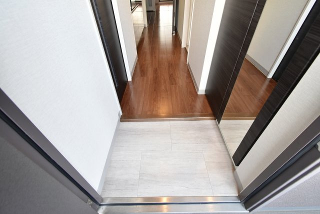 西宮北口プライマリーワン ガーデンテラスの玄関