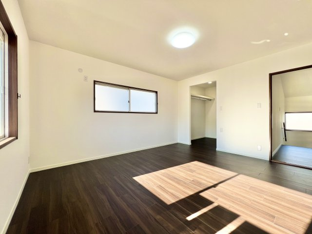 中央区泉1丁目の洋室|8.6帖の洋室　2面採光で明るいです。階段を上がった正面のお部屋です。