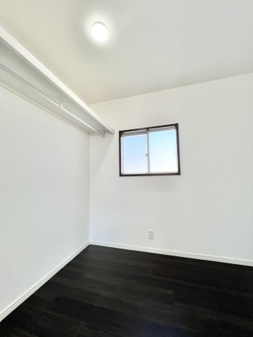 中央区泉1丁目の収納|8.6帖の洋室に併設されたWICです。扉がなく荷物の出し入れも楽々です。