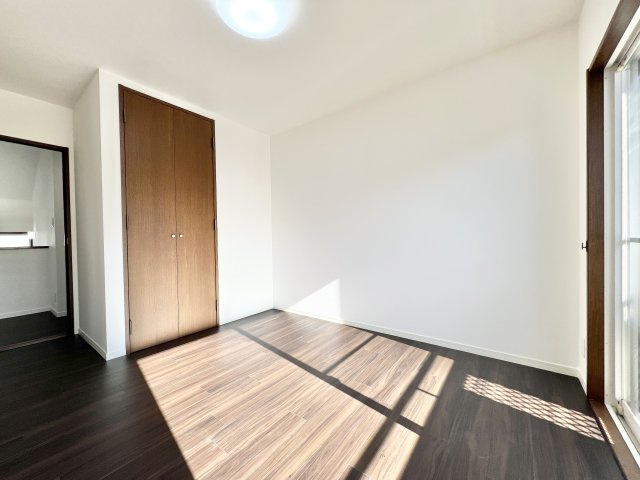 中央区泉1丁目の洋室|洋室3部屋の内の真ん中のお部屋です。