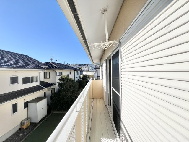 中央区泉1丁目のバルコニー|2部屋から出入りできる幅のあるバルコニーです。