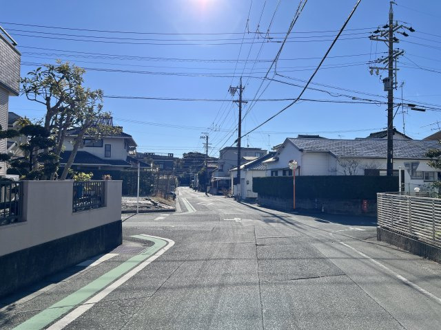 中央区泉1丁目の前面道路含む現地写真|北側から南に向かって撮影した前面道路です。道路の幅は約7ｍでゆとりがあります。