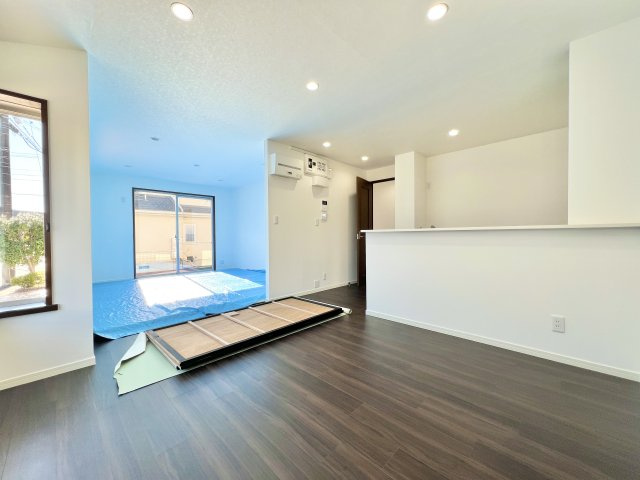 中央区泉1丁目の居間・リビング|リビングとダイニングの間に壁があり、メリハリのある間取りになっています。