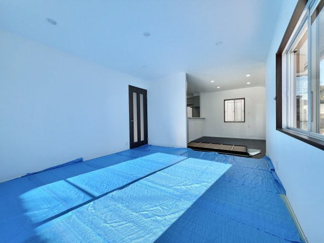 中央区泉1丁目の居間・リビング|広々としたLDKは家族の団らんにふさわしい空間です。