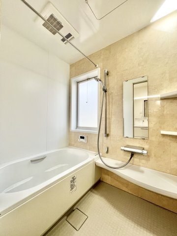 中央区泉1丁目の浴室|一日の疲れを癒してくれるゆったりとしたお風呂です。北側に窓があり換気もできます。