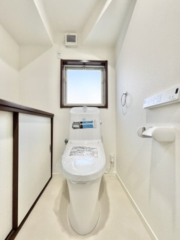 中央区泉1丁目のトイレ|トイレは新品に交換済です。収納スペースもしっかり確保されていますよ。