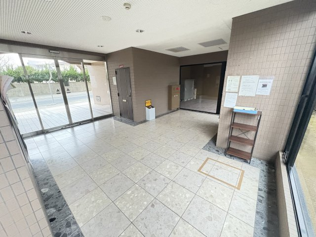 プレステージ南大久保のエントランス