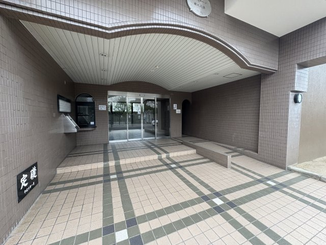 プレステージ南大久保のエントランス