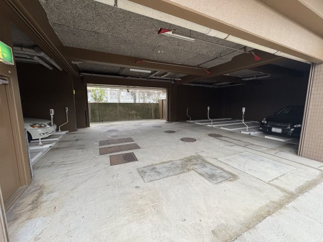 プレステージ南大久保の駐車場