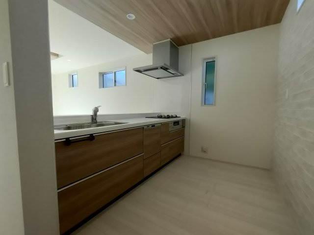 【BLOOMING GARDEN】　加須市久下1丁目　2期　全1邸の玄関|雨の日でも安心屋根付き玄関ポーチ♪
2025年12月撮影