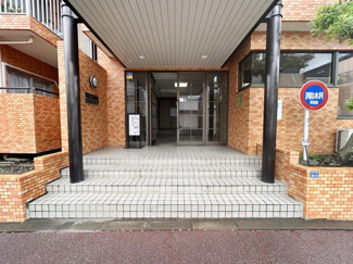 【エントランス】 | お客様を、そして住人を出迎えてくれるマンションのエントランス。ゴミが落ちていないことからも、管理状態の良さや住民の節度の高さが見て取れます。～即日のご見学可能～　お問合せはお気軽にどうぞ。
