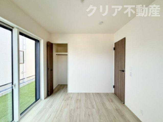 【洋室】 | 高崎市倉賀野町24-1期　1号棟 | １階洋室、シャッター付きです♪