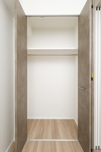 エンクレスト博多PARKSIDEの玄関|収納もある玄関です