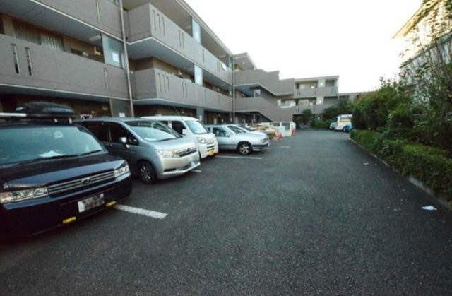 ガーデンハウス千歳船橋の駐車場