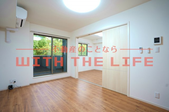 アメニティ諏訪野【キャッシュバック対象物件】の居間・リビング|ゆったり過ごせる居間です