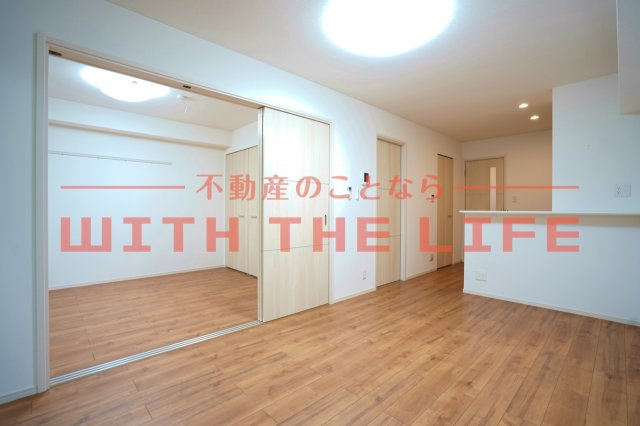 アメニティ諏訪野【キャッシュバック対象物件】の居間・リビング|こちらの居間で趣味の時間をお楽しみください