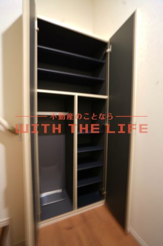 アメニティ諏訪野【キャッシュバック対象物件】の玄関|収納もある玄関です