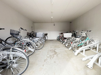 【駐車場】 | 自転車置き場。マンションの共用部にあたります。空きの有無や駐輪料金、各戸の台数制限などについては、改めてお問い合わせください。～即日のご見学可能～　お問合せはお気軽にどうぞ。