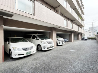 【駐車場】 | マンションの駐車場スペース。空きの有無や駐車料金、サイズ規定などについては、改めてお問い合わせください。～即日のご見学可能～　お問合せはお気軽にどうぞ。