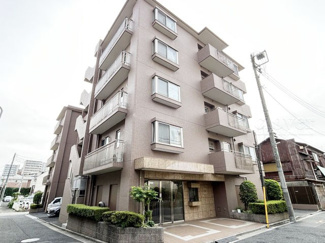 【外観】 | 手入れの行き届いた外壁やエントランスなど、「見ればわかる」レベルで清潔感を保ったマンションです。築年数を感じさせない姿で皆様をお出迎えします。～即日のご見学可能～　お問合せはお気軽にどうぞ。