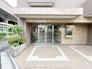 【エントランス】 | オートロックを備えた、マンションのエントランス。やはりセキュリティの観点は欠かすことができません。皆様を“安全”に送り出し、出迎えてくれます。～即日のご見学可能～　お問合せはお気軽にどうぞ。
