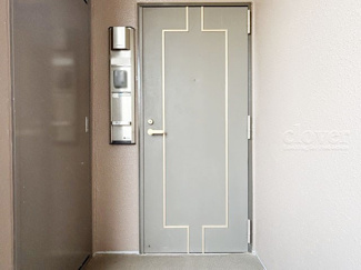 【その他共用部分】 | 皆様をお迎えする、お部屋の玄関ドア。開けやすさや開放角度、ドアノブの操作しやすさや鍵の形状などを、現地で一度ご確認ください。～即日のご見学可能～　お問合せはお気軽にどうぞ。
