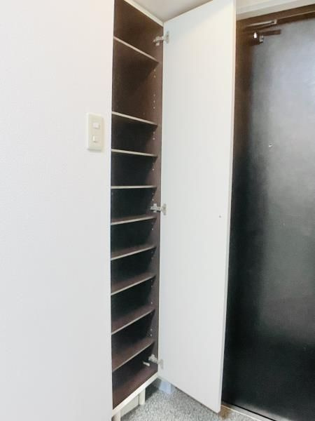 リシェス明大前の玄関