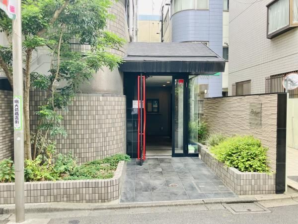 リシェス明大前のエントランス