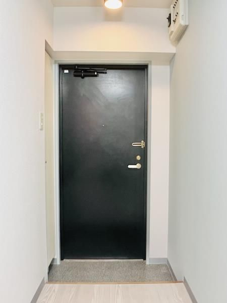 リシェス明大前の玄関