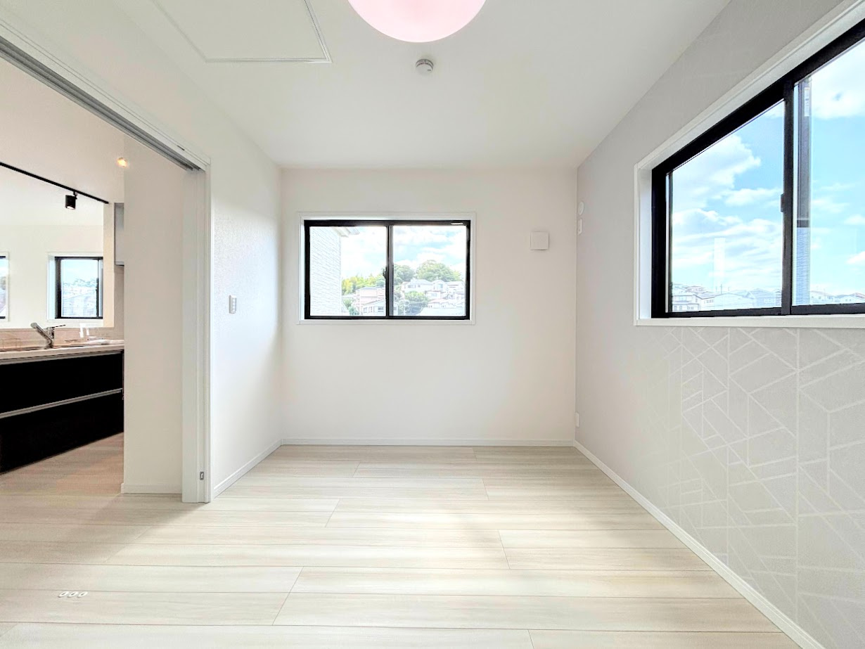 戸塚区平戸1丁目　新築戸建ての洋室|◆柔らかい陽光が差し込む明るいお部屋を演出する設計。彩光の取れる窓が気持ちの良いお部屋を創り上げます。
