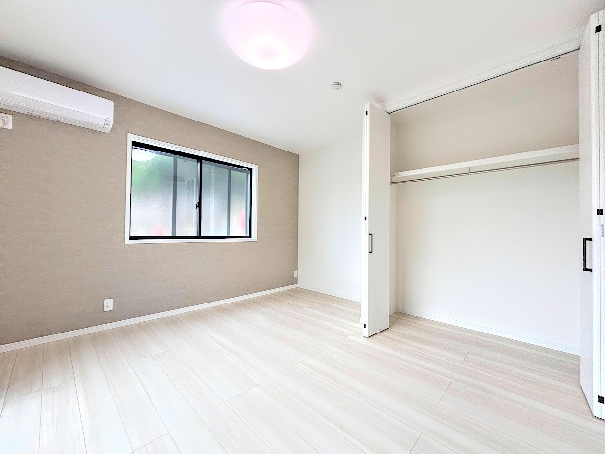 戸塚区平戸1丁目　新築戸建ての洋室|◆室内はいつも明るい印象なので気持ちの良い朝を迎えられます。各部屋にはクローゼットを完備しており、収納が多いお家はすっきりして快適空間です。
