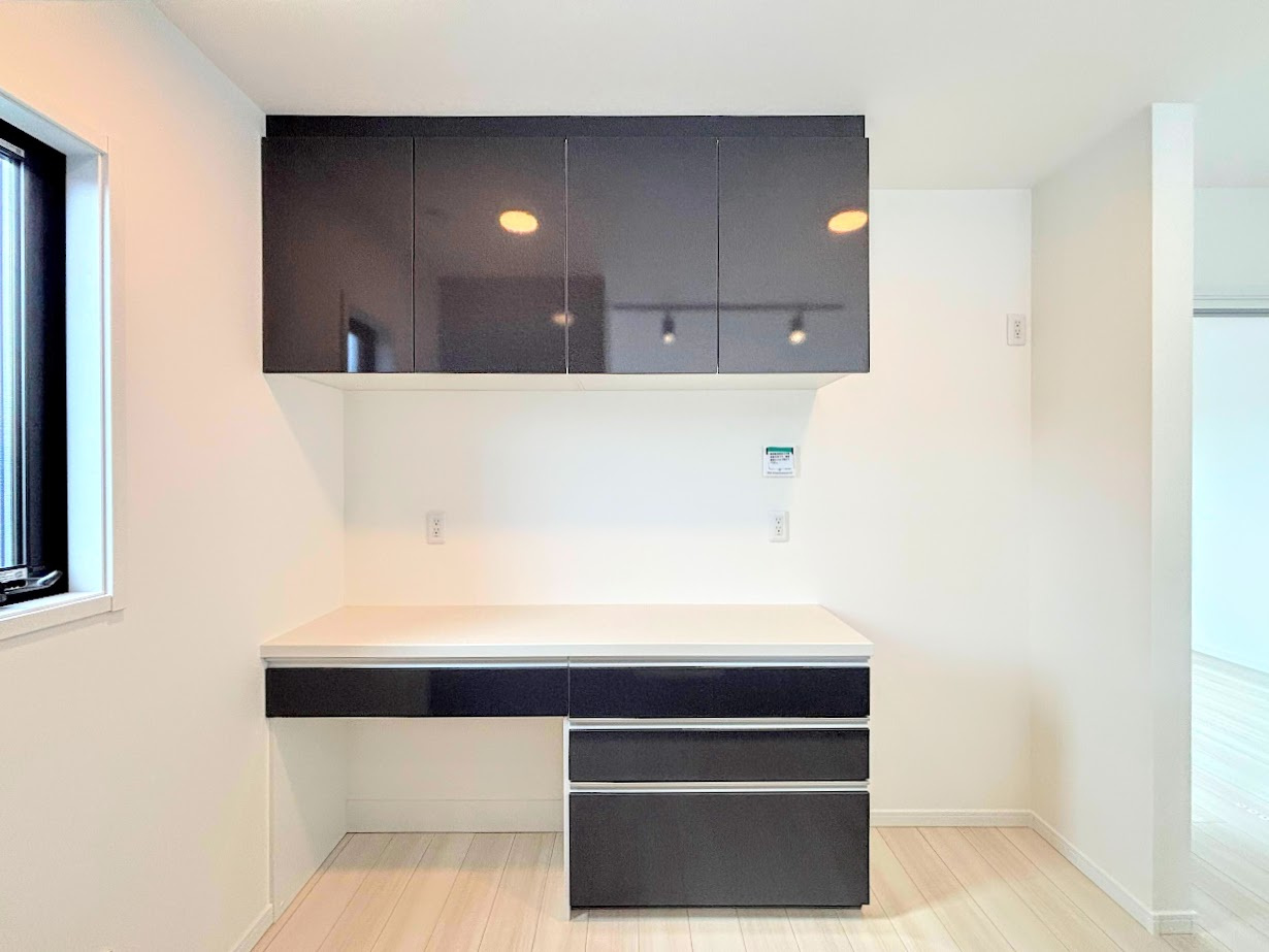 戸塚区平戸1丁目　新築戸建ての収納|◆散らかりやすいキッチン周りには嬉しい収納棚。常に整理整頓を意識しなくてもキレイを保てます。
