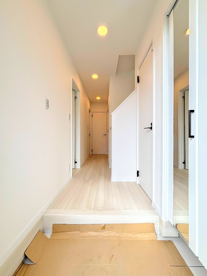 戸塚区平戸1丁目　新築戸建ての玄関|◆明るい玄関です！散らかりやすい玄関もスッキリする大容量のシューズボックス付き。
