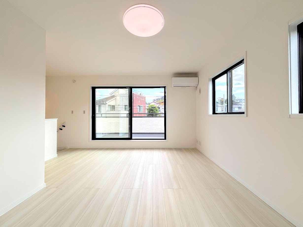 戸塚区平戸1丁目　新築戸建ての居間・リビング|◆子育て世代のスタッフもいますので、お客様目線での物件選び、ご提案が可能です。お問い合わせいただきました物件以外も多数ご紹介させていただきます。
