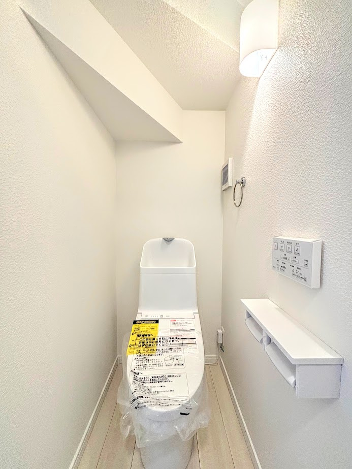 戸塚区平戸1丁目　新築戸建てのトイレ|◆清潔感のある白を基調とした落ち着ける空間。小窓をもうけていますので、こもりやすい空気の入れ替えも簡単に行えますね！
