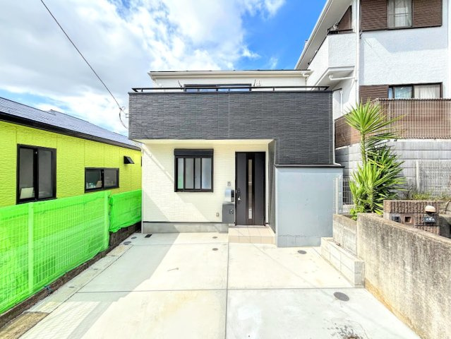 戸塚区平戸1丁目　新築戸建ての外観|◆一戸建てを中心とした街並みが整然と続き、周辺は高い建物が建っていないので、緑の多い閑静な趣を感じる環境です。街並みや周辺環境も重要なポイントです！！
