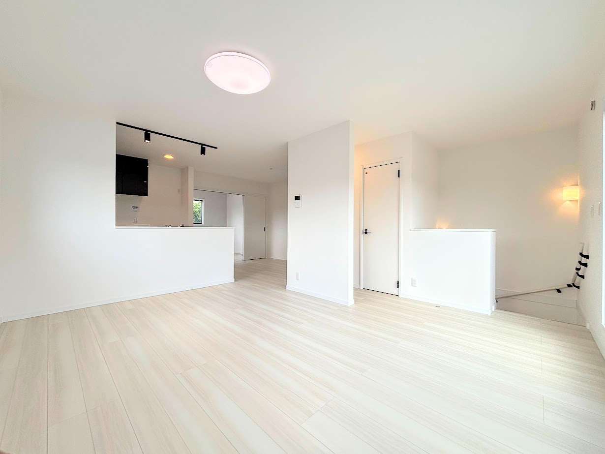 戸塚区平戸1丁目　新築戸建ての居間・リビング|◆一家だんらんのスペースとなるＬＤＫ。窓から明るい光が差し込み、思わず家族の会話も弾む快適な空間。
