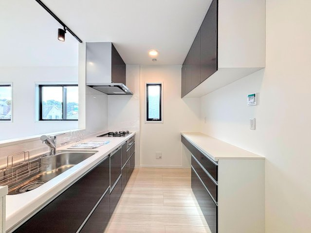 戸塚区平戸1丁目　新築戸建てのキッチン|◆デザイン性と機能性を兼ね備えたキッチンです。リビングスペースとの一体感が生まれ、広々空間を演出してくれます。
