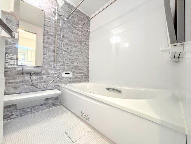 戸塚区平戸1丁目　新築戸建ての浴室|◆お子様と一緒にバスタイムを楽しめる広々空間。浴室乾燥機付で心地よいバスタイムを実現します。
