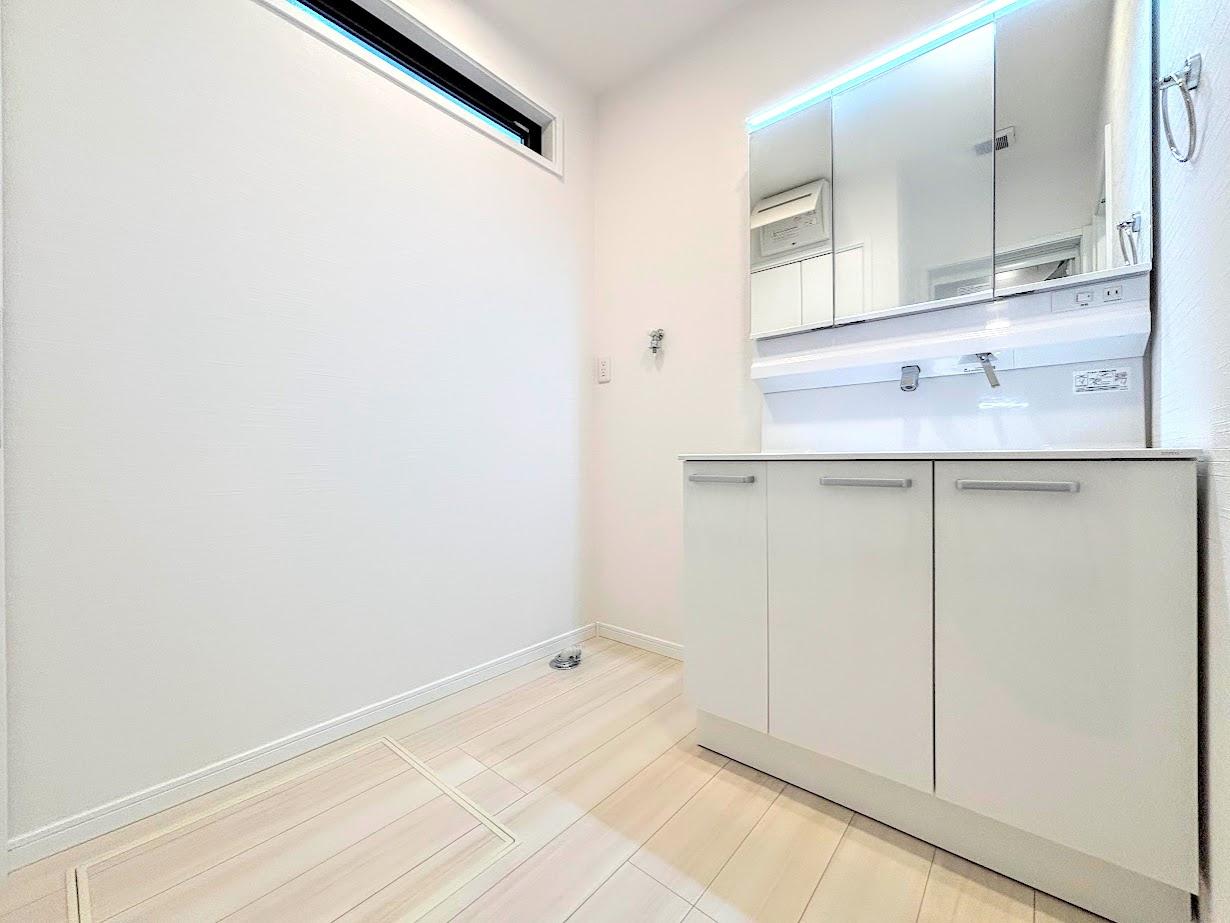 戸塚区平戸1丁目　新築戸建ての独立洗面台|◆毎日使う場所だから、機能的で使いやすさに配慮したパウダールーム。すっきりと使えるように収納も豊富にご用意しています。
