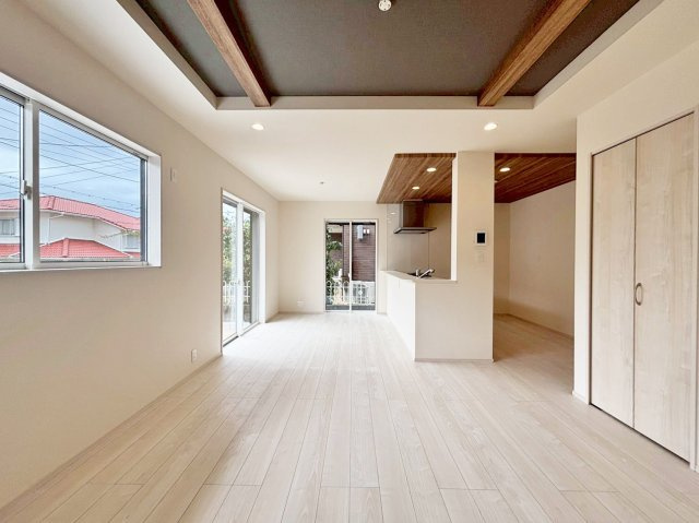 ブルーミングガーデン中山五月台1丁目新築一戸建て全2区画│3・4LDK+並列駐車2台可の居間・リビング|1階LDKは約17帖でゆとりある広さです。 インテリア配置に困らない間取り設計に加え、お子様のいる世帯に必要な部屋数を備えた物件です。