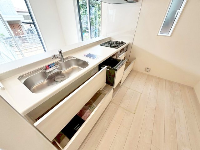 ブルーミングガーデン中山五月台1丁目新築一戸建て全2区画│3・4LDK+並列駐車2台可のキッチン|ワークトップは十分な広さがあるW2550タイプ。調理台下いっぱいに収納を設け、包丁のホルダーや調味料専用の引き出しも備えています。本分譲地は食洗機が標準装備されています。