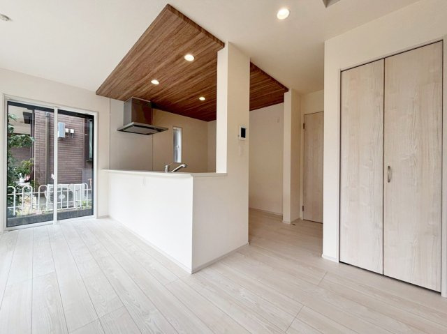 ブルーミングガーデン中山五月台1丁目新築一戸建て全2区画│3・4LDK+並列駐車2台可のキッチン|キッチン上部は折下天井を採用でデザイン性を向上させています。ダウンライトを4基採用し、作業性を確保。収納スペースも設けられているので豊富な収納量です。