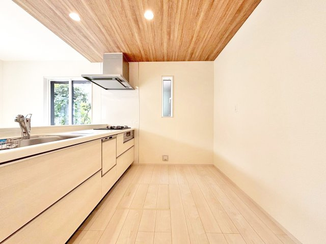 ブルーミングガーデン中山五月台1丁目新築一戸建て全2区画│3・4LDK+並列駐車2台可のキッチン|キッチン後ろのスペースも広く、ご入居後に設置するカップボードの幅も広がります。特にLDKが広い住宅の場合はカップボードなどのメインインテリアを大きくするとバランスが良くなります。