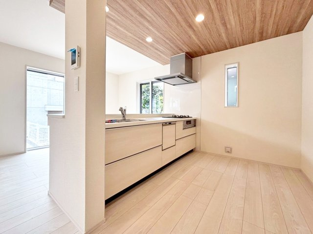 ブルーミングガーデン中山五月台1丁目新築一戸建て全2区画│3・4LDK+並列駐車2台可のキッチン|1階キッチンユニット越しに撮影した内観写真です。対面式キッチンを採用しているため視界は広く、ご家族間やご来訪者とのコミュニケーションも一体的に取り易くなっております。