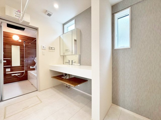 ブルーミングガーデン中山五月台1丁目新築一戸建て全2区画│3・4LDK+並列駐車2台可の独立洗面台|キャビネット内には散らかりがちな化粧品や小物類をしまっておけるので、生活感が出にくくスタイリッシュな空間を保てます。