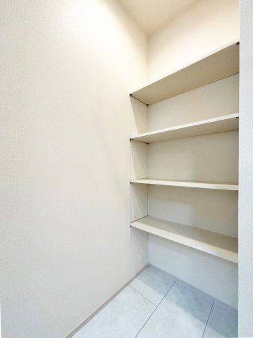 ブルーミングガーデン中山五月台1丁目新築一戸建て全2区画│3・4LDK+並列駐車2台可の収納|洗面室には可動棚収納が設けられているので、タオル等収納して頂けます。