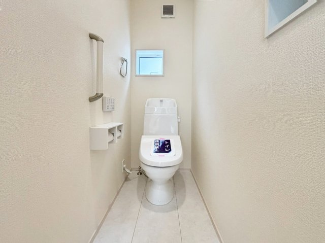 ブルーミングガーデン中山五月台1丁目新築一戸建て全2区画│3・4LDK+並列駐車2台可のトイレ|1・2階に1か所ずつウォッシュトイレを導入しています。