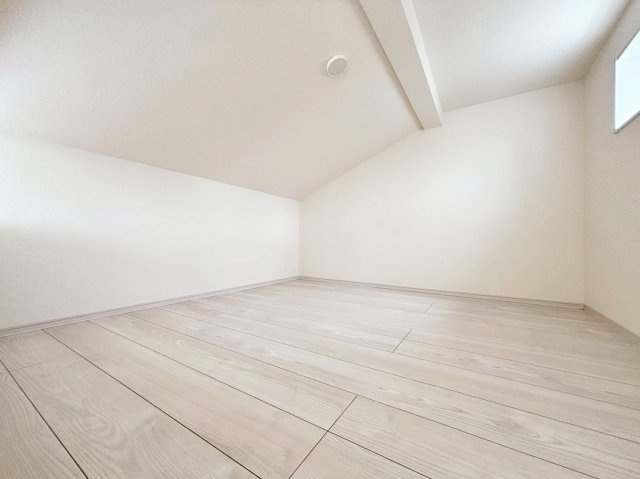 ブルーミングガーデン中山五月台1丁目新築一戸建て全2区画│3・4LDK+並列駐車2台可の洋室|2階ロフトの内観写真です。
季節家電やアウトドア用品など幅広く収納して頂けます。